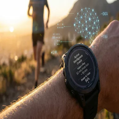 Atleta consultando un reloj deportivo con Active Intelligence Coach para elegir su entrenamiento de carrera en 2026.